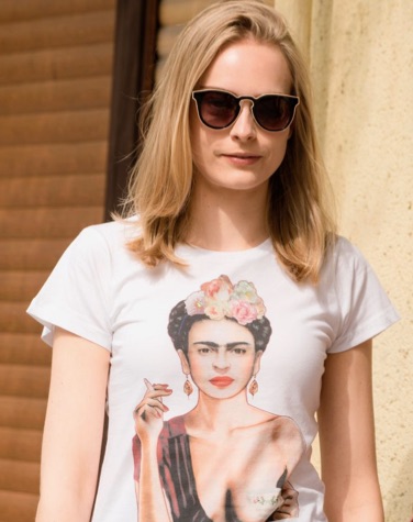 Woman wearing a white T-shirt with a Frida Kahlo print