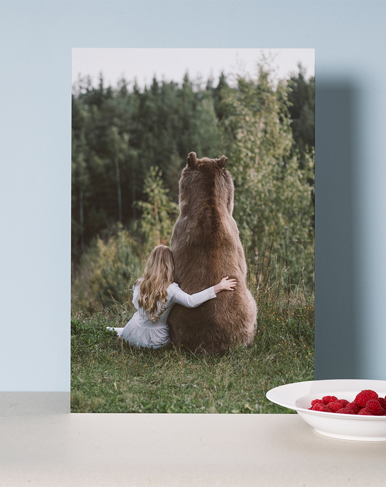 Impression sur verre acrylique JUNIQE avec un ours et une jeune femme